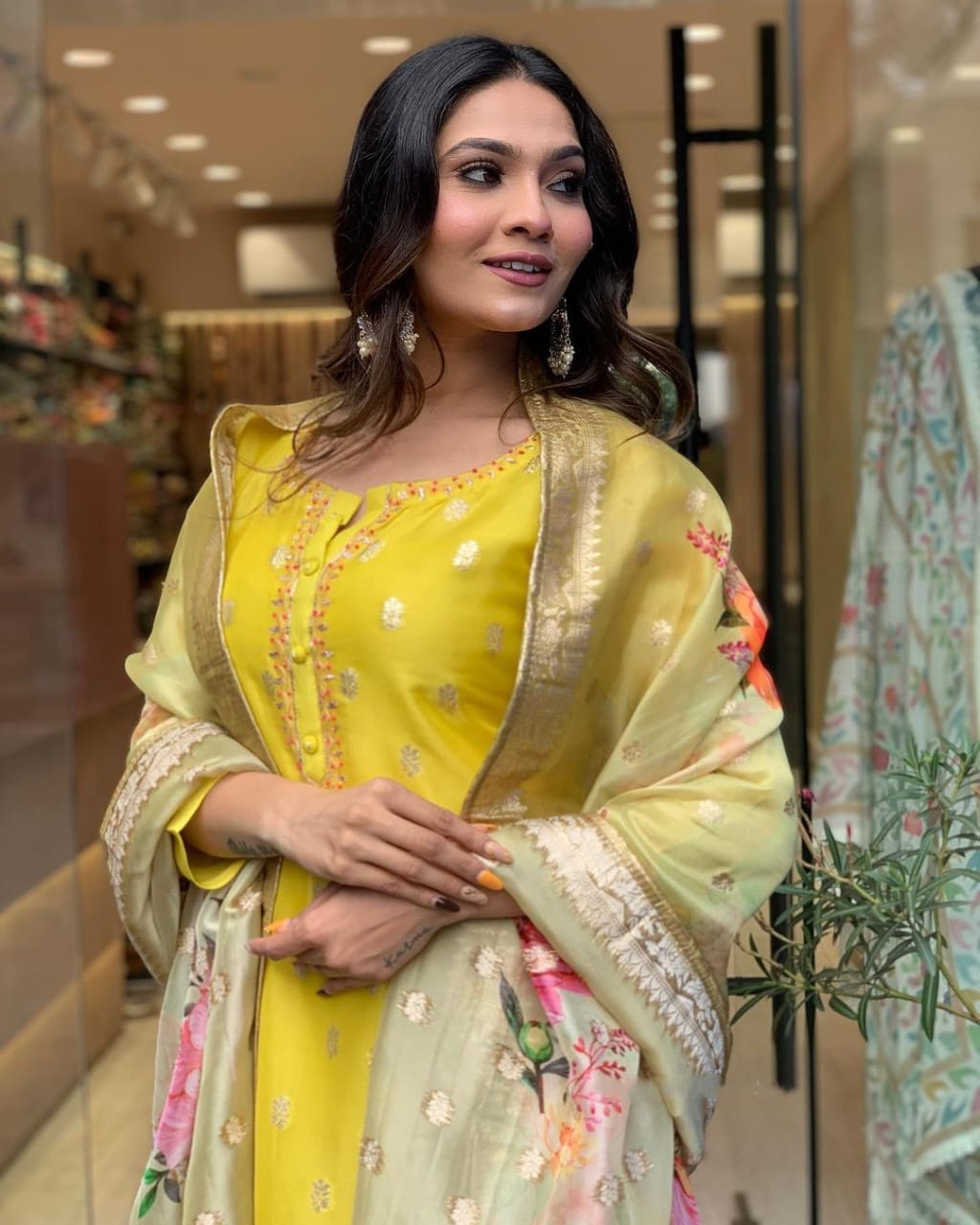 KF Vi Kritika Kalaai Viscose Organza Jacquard Kurti With Bottom Dupatta Wholesalers In Mumbai